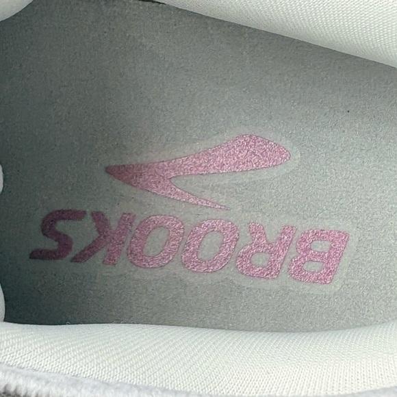 Brand New In Box Brooks Glycerin 23 women's size 9.5. White and pink color way 🔥 - Picture 14 of 15